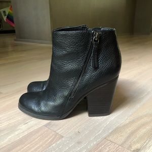 Black booties!!! ⚫️⚫️